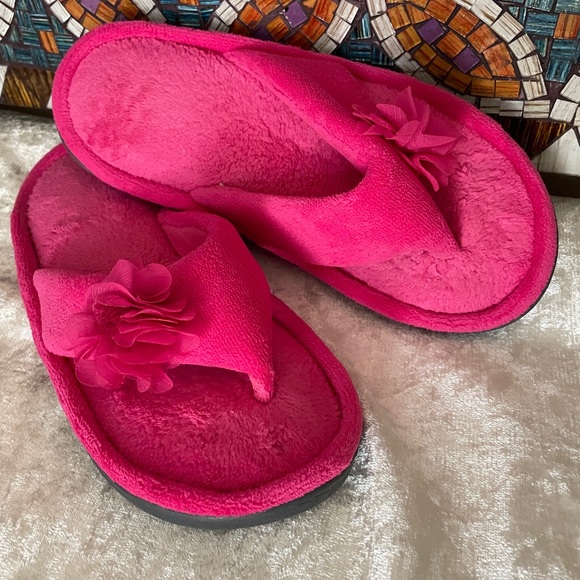 Isotoner Excellent Condition Thong Slipper 7.5-8